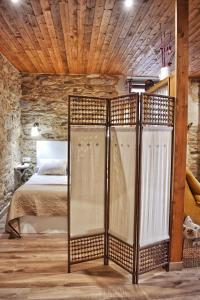 A bed or beds in a room at Pazo da Fonte en A Costa da Morte