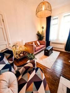 uma sala de estar com um sofá e uma mesa em Whole Stylish Apartment 1880s Guinness Worker House em Dublin