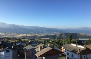 widok na wioskę z górami w tle w obiekcie Agréable appartement de 65m2 vue exceptionnelle w mieście Font-Romeu-Odeillo-Via