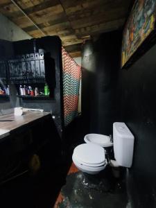 ein Badezimmer mit einem weißen WC und einem Waschbecken in der Unterkunft Hostel Juniors in Buenos Aires