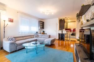 ein Wohnzimmer mit Sofa und Tisch in der Unterkunft Flexible SelfCheckIns 40 - Zagreb - Parking - Big Loggia - New - 2 beedroms in Zagreb + 17 Fotos