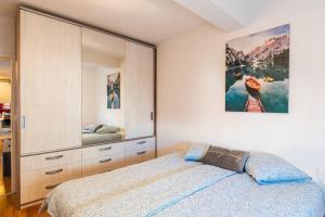 sypialnia z łóżkiem i dużym lustrem w obiekcie Flexible SelfCheckIns 40 - Zagreb - Parking - Big Loggia - New - 2 beedroms w Zagrzebiu