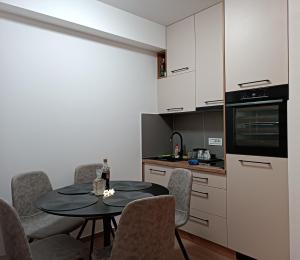 kuchnia ze stołem i krzesłami w pokoju w obiekcie Apartman Meseceva dolina w mieście Divčibare +37 zdjęć