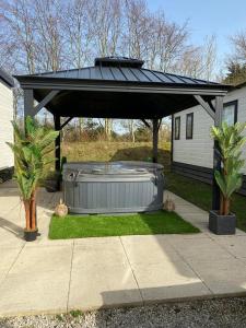Fotografie z fotogalerie ubytování Silverdale Lodge Hot Tub & Wifi v destinaci Warton
