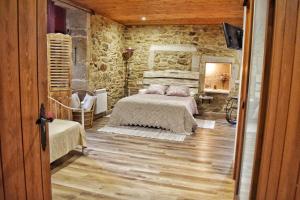 A bed or beds in a room at Pazo da Fonte en A Costa da Morte