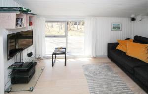 Μια τηλεόραση ή/και κέντρο ψυχαγωγίας στο 3 Bedroom Gorgeous Home In Samsø