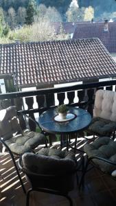 d'une table bleue et de chaises sur un balcon avec dans l'établissement Kuća za odmor Jovanović, à Perućac