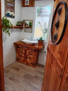 y baño con lavabo de madera y espejo. en EL PINAR DE BARDENA, en Carcastillo
