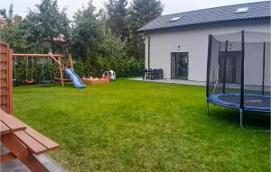 Ο χώρος παιχνιδιού για παιδιά στο Amazing Home In Grzybowo With Kitchen