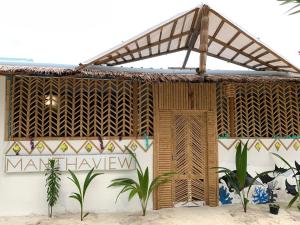 Un bâtiment avec un panneau qui dit homme hawvey dans l'établissement MANTHA VIEW, à Felidhoo 