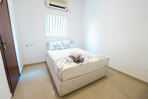 Säng eller sängar i ett rum på Luxury & Big Families Apartment (7 Min f TLV)