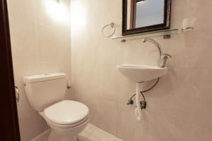 een badkamer met een toilet en een wastafel bij Luxury & Big Families Apartment (7 Min f TLV) in Bat Yam
