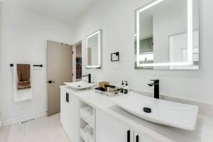 Ένα μπάνιο στο Modern Luxury In The City at Havilah Estates +23 φωτογραφίες