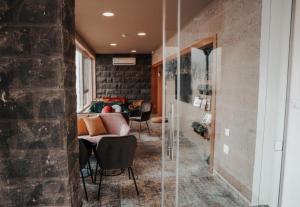 ein Wohnzimmer mit einer Steinmauer in der Unterkunft White Diamond in Madschdal Schams