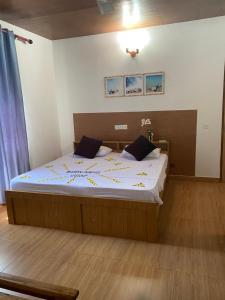une chambre avec un grand lit dans une pièce dans l'établissement MANTHA VIEW, à Felidhoo 