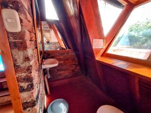 Habitación pequeña con ventana en un tren en Refugio Génesis habitaciones Lago de Tota, en Tota