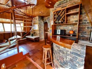 una sala de degustación con una pared de piedra y un bar en Refugio Génesis habitaciones Lago de Tota en Tota