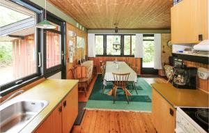 cocina y comedor con mesa. en Stunning Home In Sams With Kitchen, en Nordby
