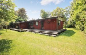 una cabina roja en medio de un campo en Stunning Home In Sams With Kitchen, en Nordby