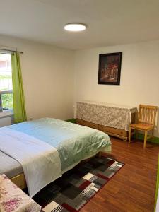 1 dormitorio con 1 cama, 1 sofá y 1 silla en apartment avec parking privé en Quebec