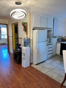 - une cuisine équipée d'un réfrigérateur blanc dans l'établissement apartment avec parking privé, à Québec