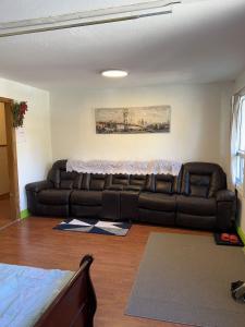 sala de estar con sofá de cuero negro en apartment avec parking privé en Quebec