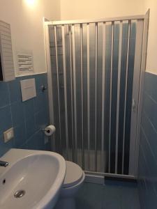 アヴォラにあるVilla Gelsominoのバスルーム(シャワー、洗面台、トイレ付)