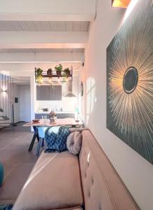 een woonkamer met een bank en een keuken bij Langhe Wine & Relax in Novello