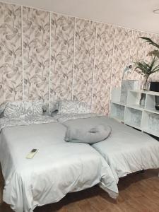 een slaapkamer met een bed met een hoofdeinde en een telefoon bij LOFT LA LUNA in Villanueva del Arzobispo