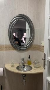 een badkamer met een wastafel en een spiegel bij LOFT LA LUNA in Villanueva del Arzobispo