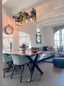 A seating area at Langhe Wine & Relax