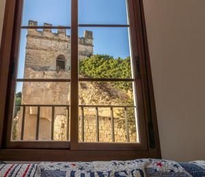 ventana del dormitorio con vistas a un castillo en Piso Con Encanto, en Jerez de la Frontera