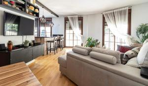 sala de estar con sofá y comedor en Piso Con Encanto, en Jerez de la Frontera