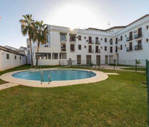 un edificio con piscina frente a un edificio en Piso Con Encanto, en Jerez de la Frontera