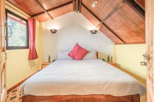 Letto o letti in una camera di Shivapuri Heights Cottage