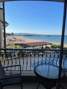 balcón con mesa y vistas a la playa en Apart-Hotel Argo, en Lozenets