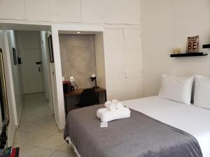 1 dormitorio con 1 cama con 2 toallas en Studio_Copa_Clara, en Río de Janeiro