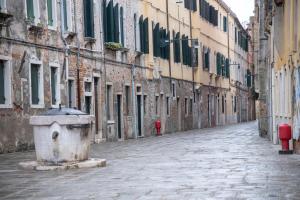 una calle vacía en una ciudad vieja con edificios en Ca' Rielo, en Venecia