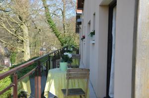La Villa Antalya في أولت: طاولة على شرفة مع طاولة وزهور