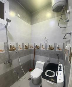 La petite salle de bains est pourvue d'une douche et de toilettes. dans l'établissement إعمار الشرفةللشقق المفروشه, à Najran
