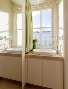 La salle de bains est pourvue de 2 lavabos et d'une fenêtre. dans l'établissement Luxury Home Notting Hill, 4/5 Bed, à Londres