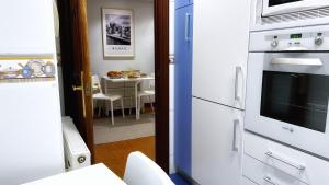 ビルバオにあるBlas de Otero, Vivienda Turística Reformada con Wifiの白い冷蔵庫とテーブルのあるキッチン +27枚の写真