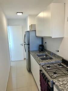 Güemes Premium, 2 dorm con Vista a las Sierras ALOHA #2的厨房或小厨房