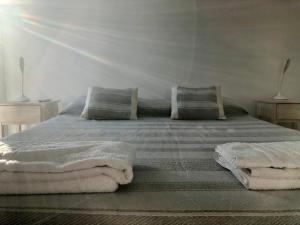 Güemes Premium, 2 dorm con Vista a las Sierras ALOHA #2客房内的一张或多张床位