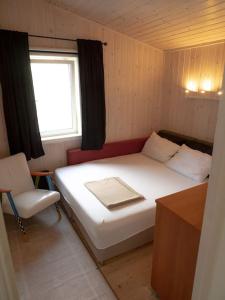 Llit o llits en una habitació de Cozy cabin close to Nedstrand with a stunning view