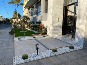 a building with a courtyard with plants and a golf course at Appartement Cosy et chaleureux - Casablanca centre in Casablanca