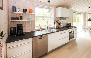 Kuchyň nebo kuchyňský kout v ubytování 2 Bedroom Pet Friendly Home In Samsø