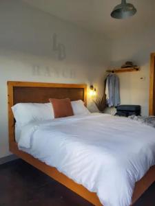 Łóżko lub łóżka w pokoju w obiekcie Lazy Bear Ranch