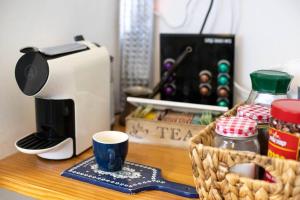 Charming unit in Dead Sea的咖啡和沏茶工具
