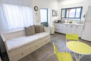 Charming unit in Dead Sea的厨房或小厨房